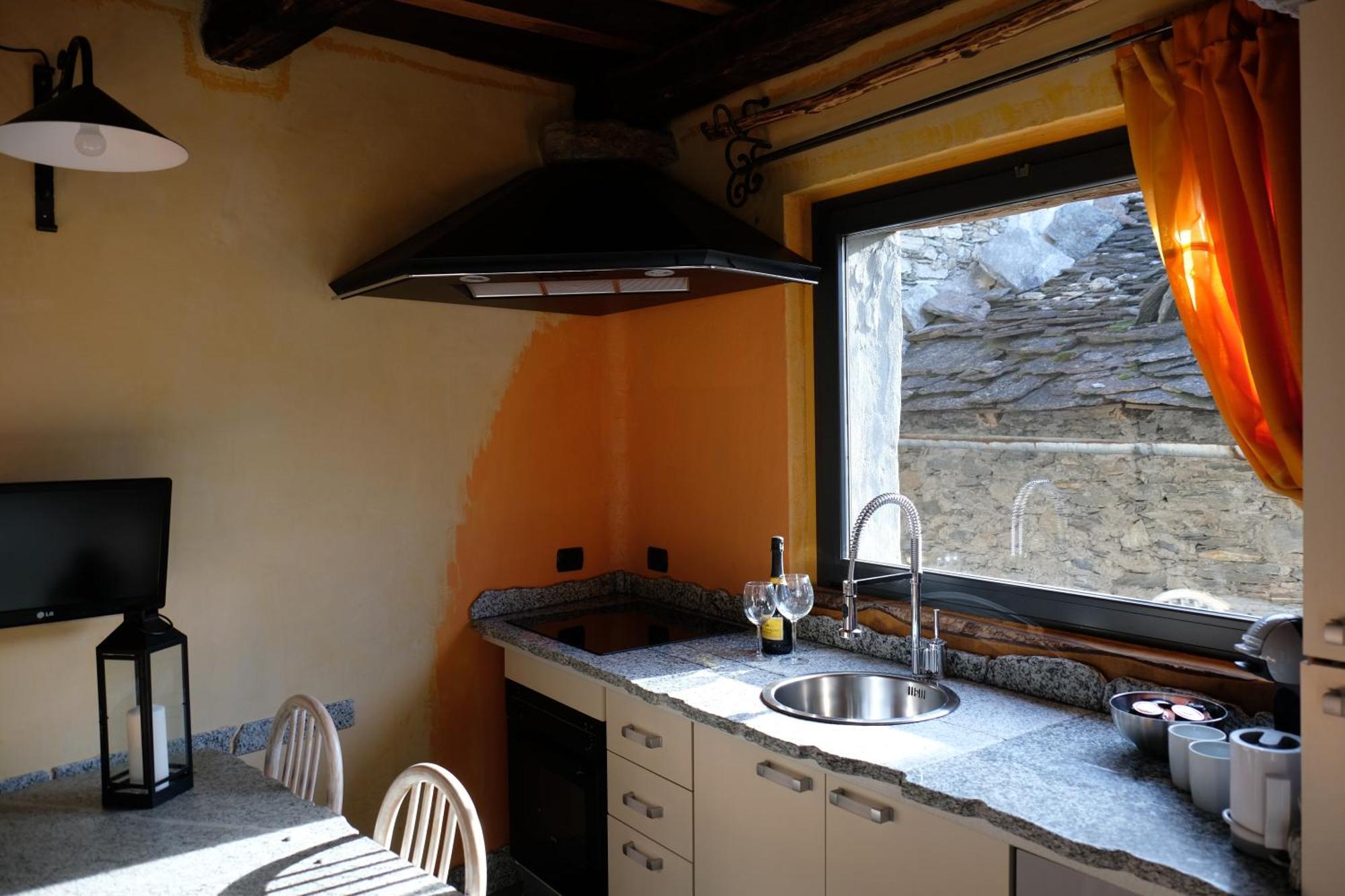Appartamenti Montemezzo Le Case In Pietra Sorico Exterior photo